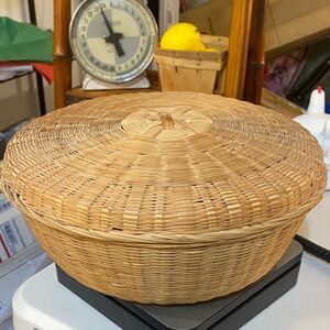 Made in the People’s Republic of China vintage round sewing basket with lid